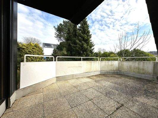 Halb überdacht und... 