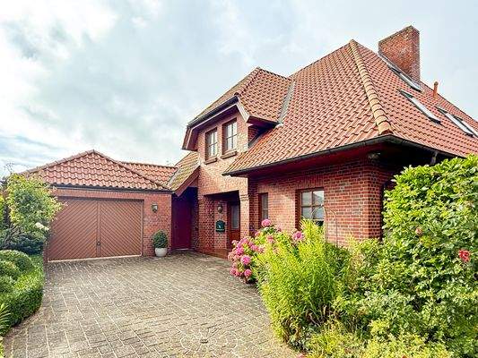 Eingangsbereich und Garage