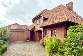 Eingangsbereich und Garage