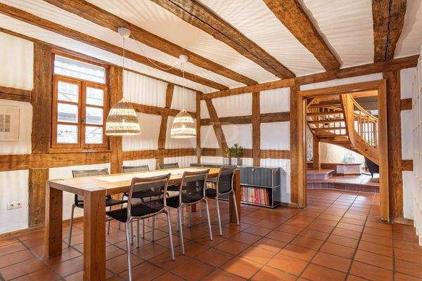 Essbereich mit Blick in den Wohnbereich