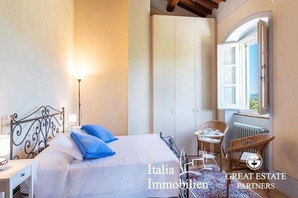 Schöne helle Villa in herrlicher Lage mit Türmchen, Pool, Weinberg und Olivenhain