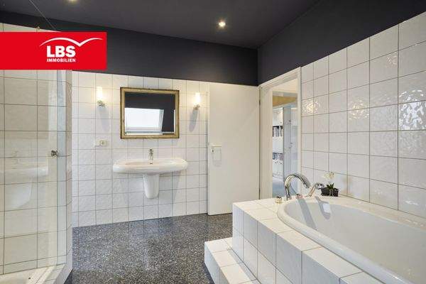 Badewanne und Dusche