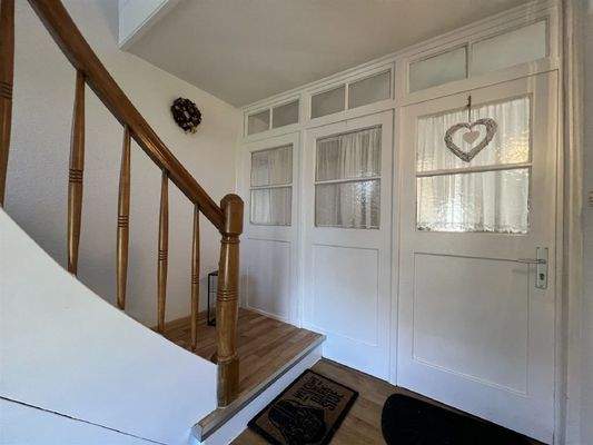 Separate Wohnungen - Eingang in die Erdgeschoss-Wo