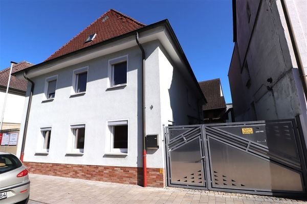 Erneuertes Zufahrtstor