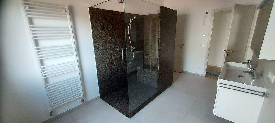 Granitdusche  mit Sitzbank beheizt bodeneben