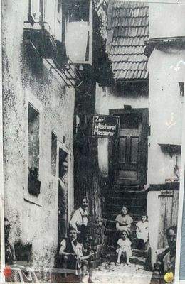 3. Historisches Bild der Gasse mit ehem. Bewohnern.jpeg