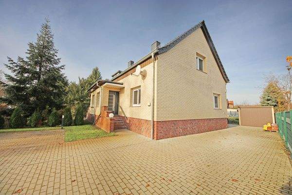 Hausansicht / Zufahrt