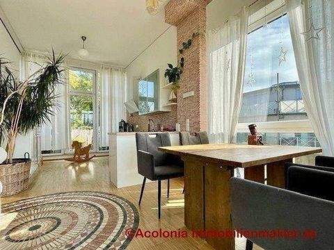 offener Wohn-Küchen-Bereich mit zwei Terrassen