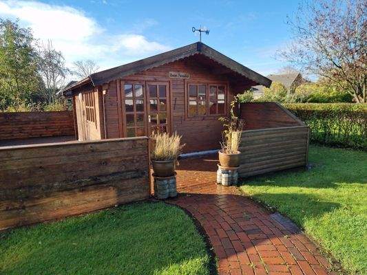 Holzschuppen mit angrenzender Terrasse