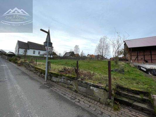 49 Baugrundstück seitliche Strassenansicht