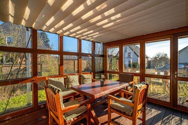 Der Wintergarten ist lichtdurchflutet und lässt sich bei Bedarf beschatten.