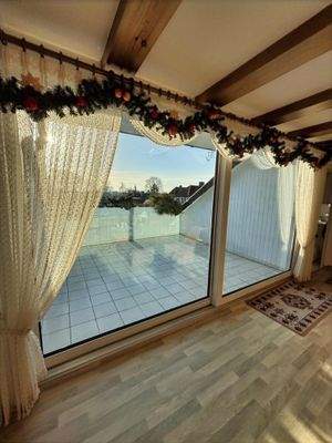 Blick aus dem Wohnzimmer auf die Loggia