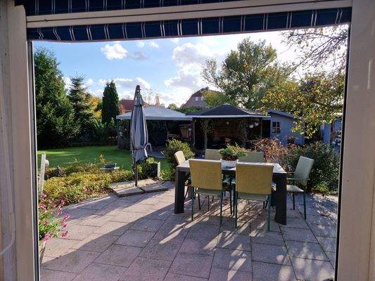 teilüberdachte Außenterrasse