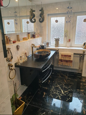 Hochwertiges Badezimmer mit stilvollem Waschbecken und eleganter Ausstattung