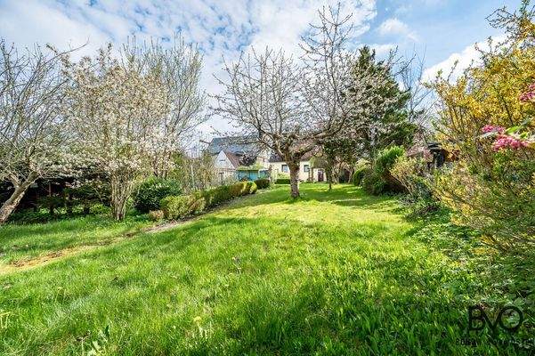 Gartenvielfalt auf großzügigem Grundstück