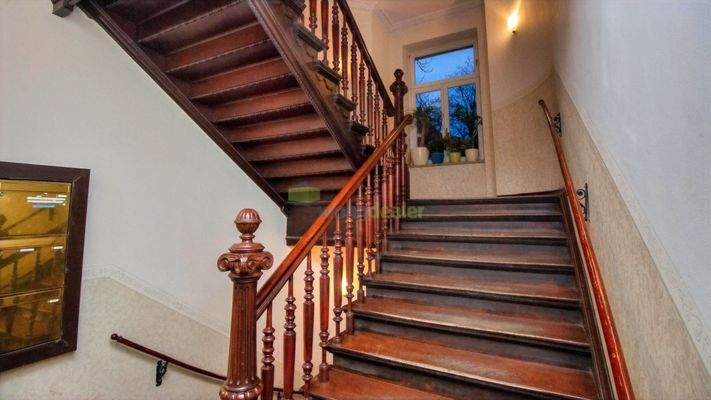 gepflegtes Treppenhaus mit Stuckelementen