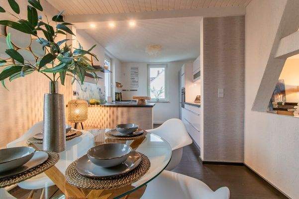 Essbereich mit Blick in die moderne Küche