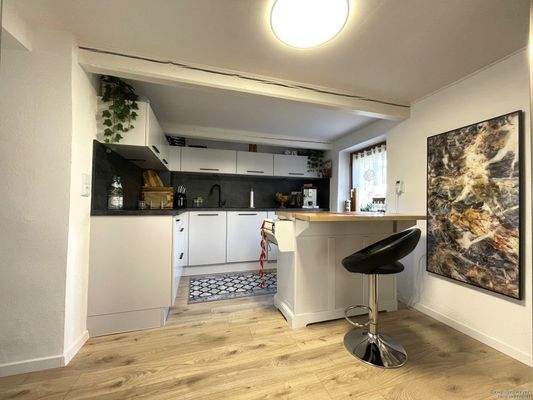 Moderne Küche mit einladender Sitzgelegenheit