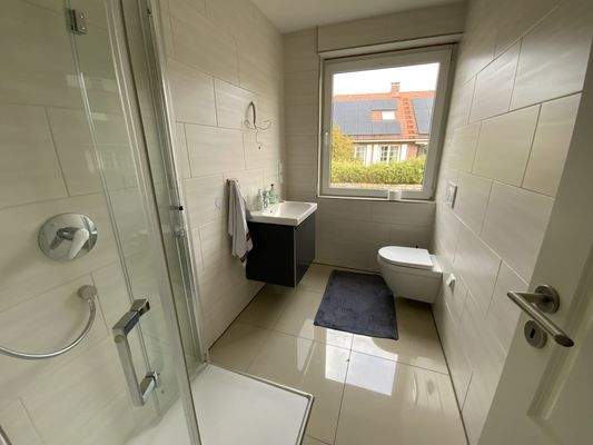 modernes Gäste-WC mit Glasdusche