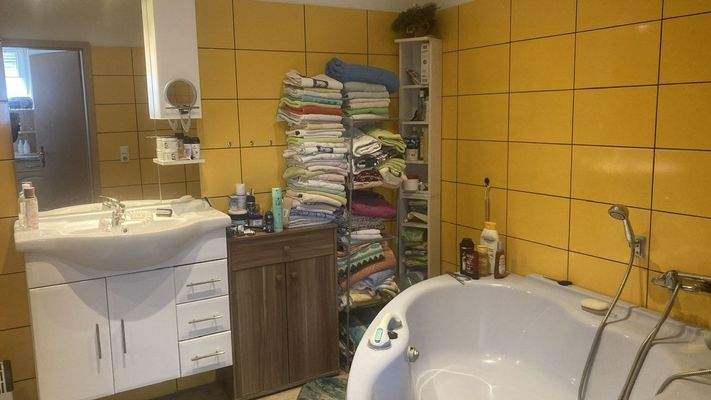 Bad mit Wanne und Dusche