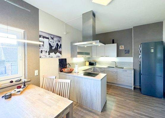 ...mit moderner Einbauküche