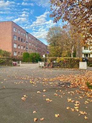 Sackgassenlage mit seitlichem Zugang zum Haus und den Stellplätzen 