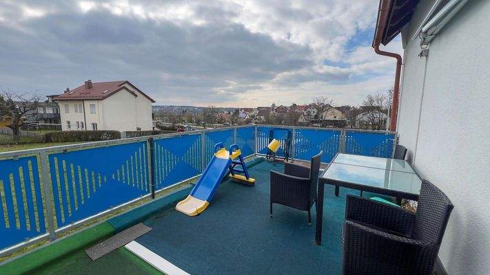 Balkon, sonnig, mit Markise