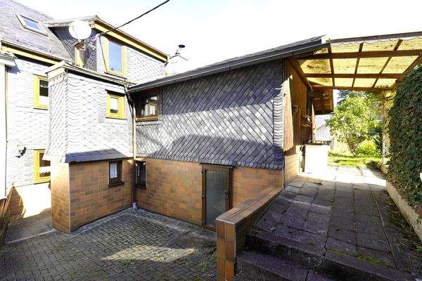 Haus mit Carport und Garten