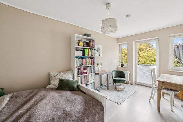 Zimmer 4 besticht mit seinen Bodentiefenfenstern und dem Blick ins Grüne