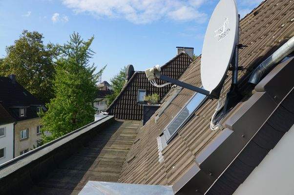 Dach m. neuer Sat Schüssel.JPG