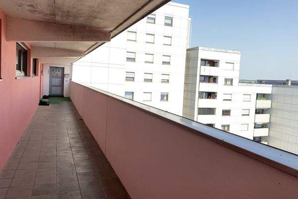 Wohnungszugang über Laubengang mit erneuerter Türe