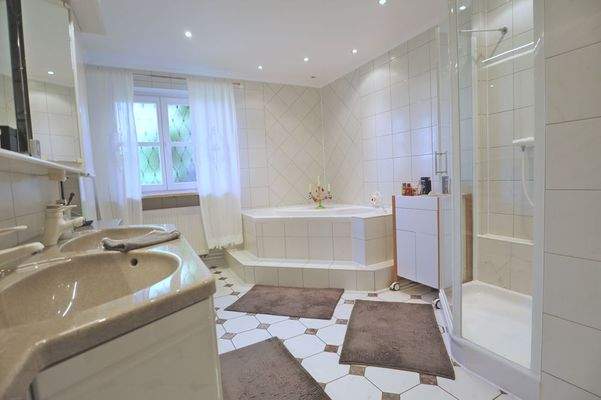 Großes Badezimmer UG