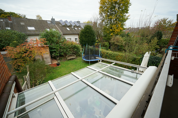 Blick vom Balkon in den Garten