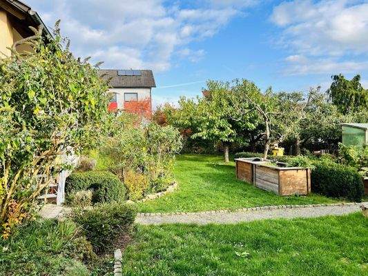viel Privatsphäre... der hübsch angelegte Garten mit Hochbeeten, Baum- und Strauchbestand