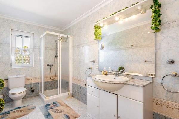 Eines von 2 Badezimmern