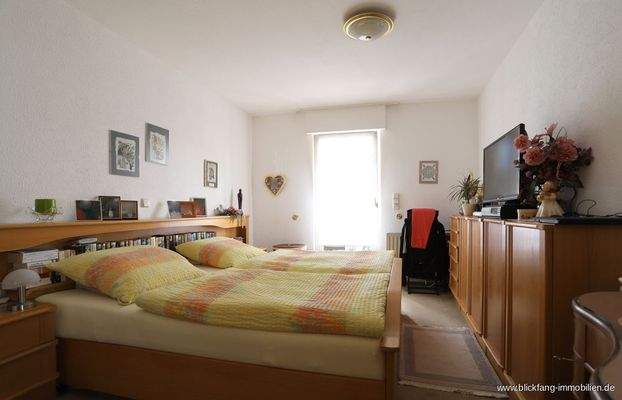 Schlafzimmer im EG rechts mit Gartenzugang