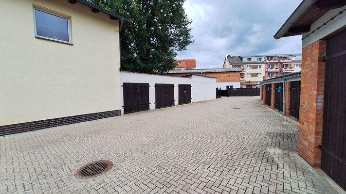 8 drei vermietete Garagen (links) 135837.jpg