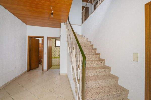 Diele mit separatem WC und Treppe ins OG