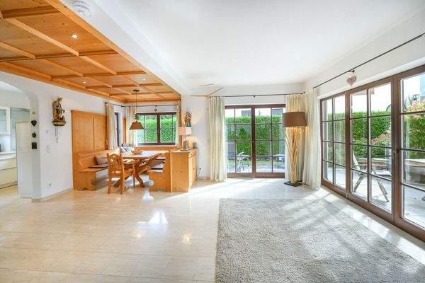 Heller Wohn-/Essbereich m. Terrassen-/Gartenzugang