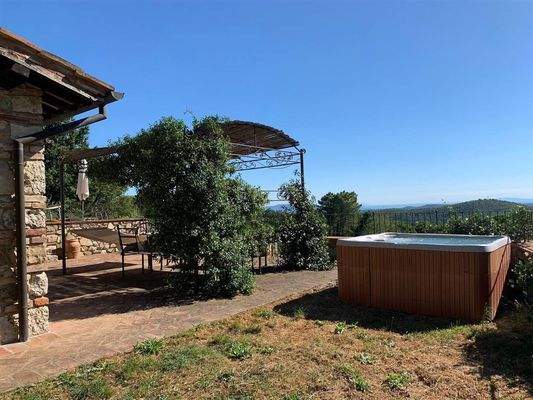 Terrasse-und-Whirlpool