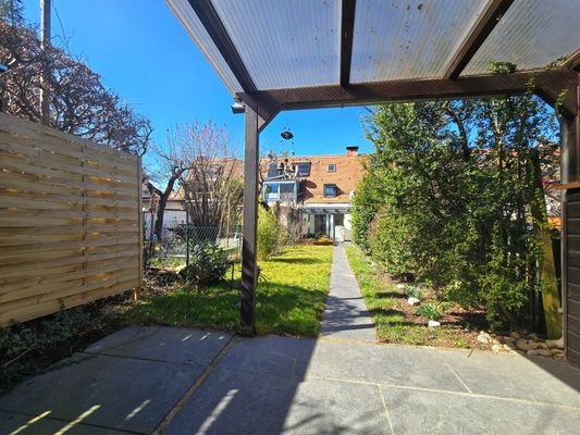 Überdachte Terrasse vor Gartenhäuschen