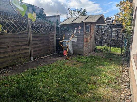 Seitengarten mit Schuppen.MP.jpg