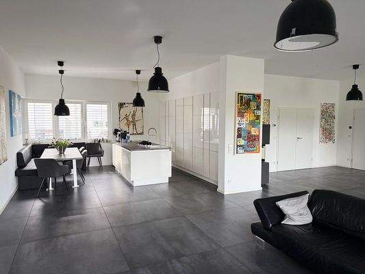 Wohn-/Esszimmer mit offener Küche