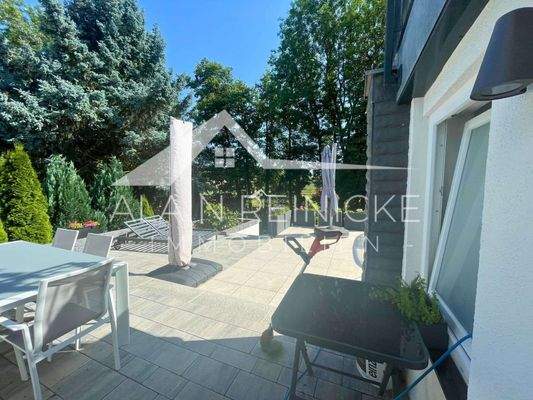 Essbereich auf Pool-Ebene und Liegen