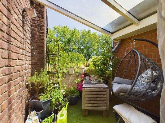 überdachte Balkon 1. OG Haupthaus Nr. 26