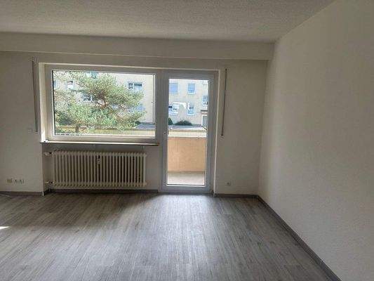 Helles Wohnzimmer mit Balkon