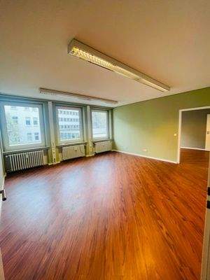 Zwei Büros mit Durchgangstür