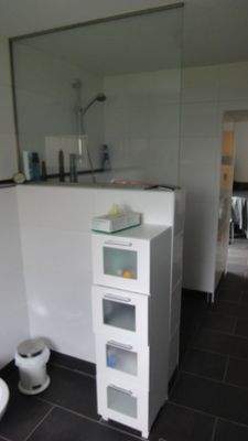 Badezimmer mit großer Bodentiefer Dusche KG