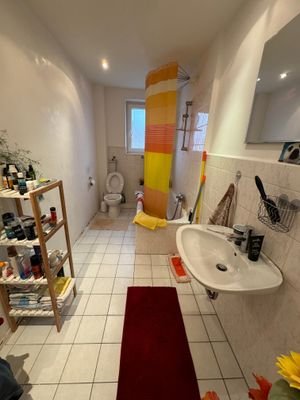 Bad mit Wanne &amp; Fenster