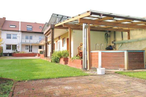 Garten - Blick zum Haus 2